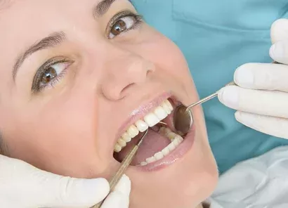 Zahnarzt bei der Kontrolle der Zähne einer Patientin